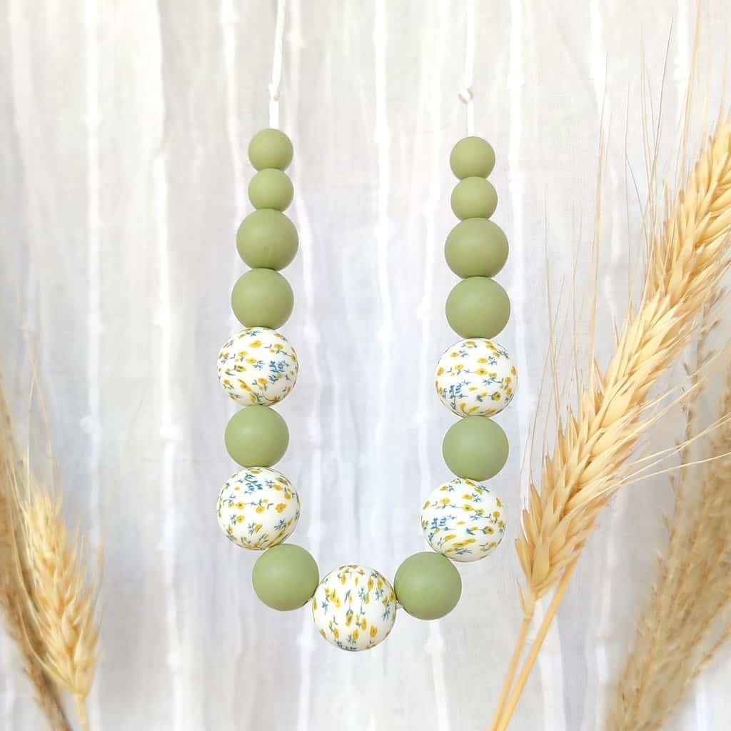 Collier allaitement de couleurs verte, perles de silicone alimentaire avec fond décoratifs d'été