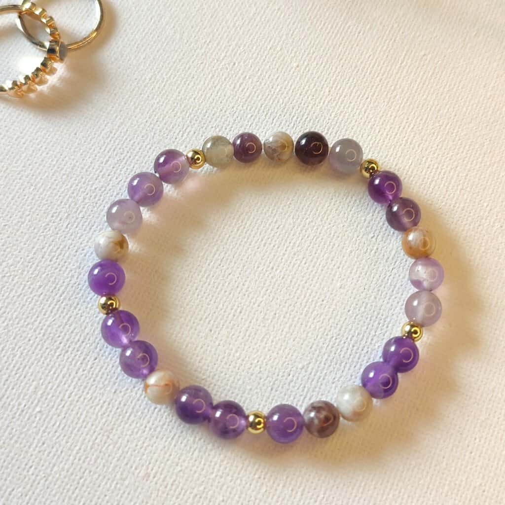 bracelet violet en pierre naturelle d'améthyste