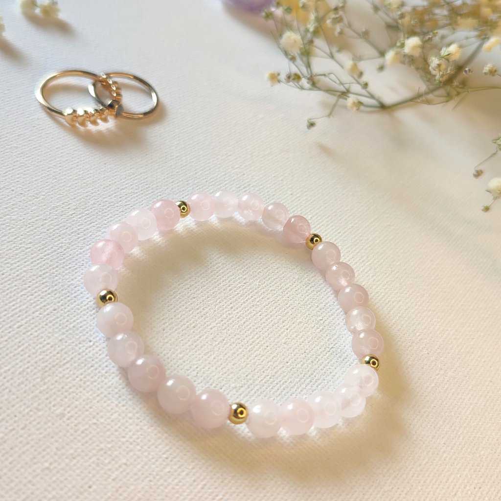 Bracelet en pierres rose - Quartz Rose - fleurs blanches en fond